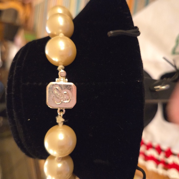 Faux pearl necklace with matching earrings - Picture 3 of 3